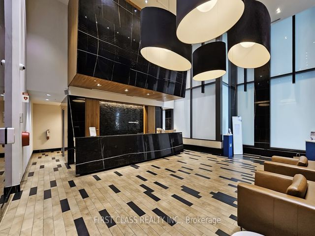 912 - 111 Bathurst St