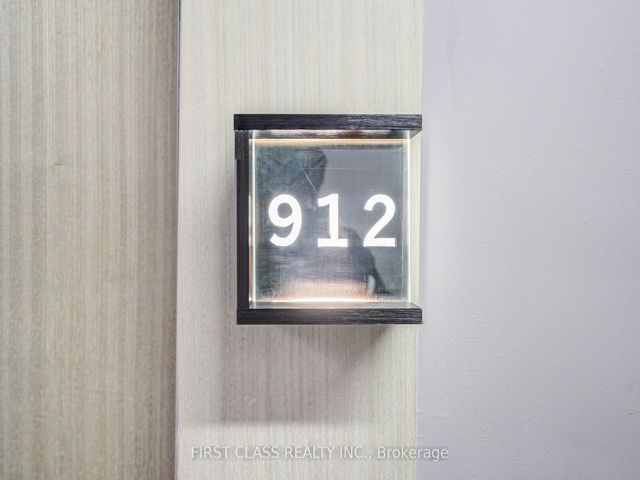 912 - 111 Bathurst St