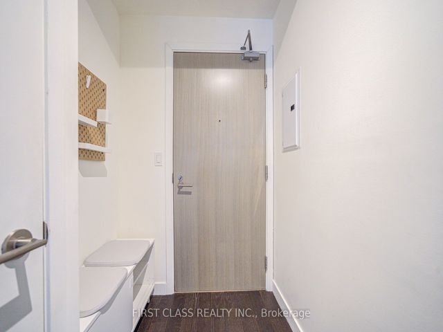 912 - 111 Bathurst St