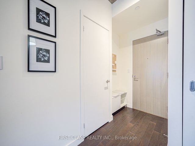 912 - 111 Bathurst St