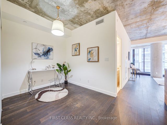 912 - 111 Bathurst St