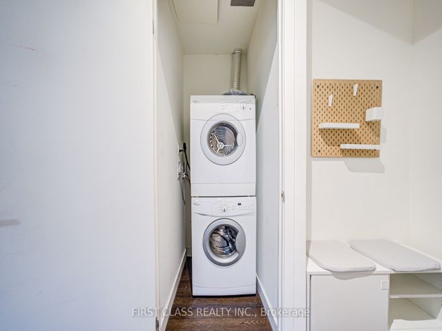 912 - 111 Bathurst St