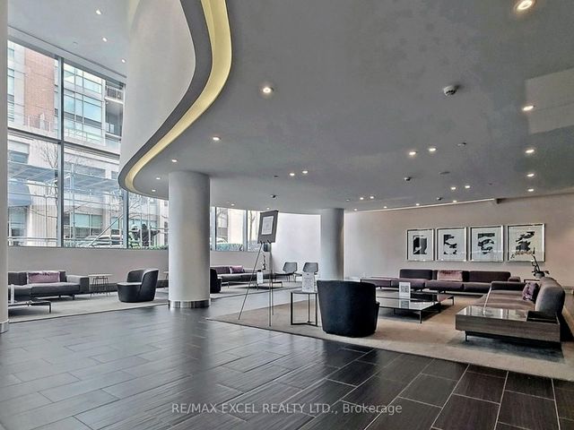 2005 - 1815 Yonge St