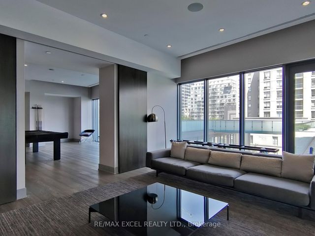 2005 - 1815 Yonge St