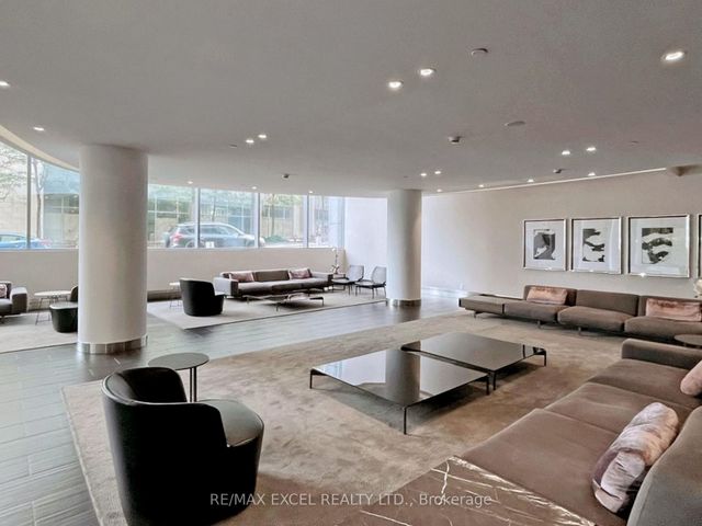2005 - 1815 Yonge St