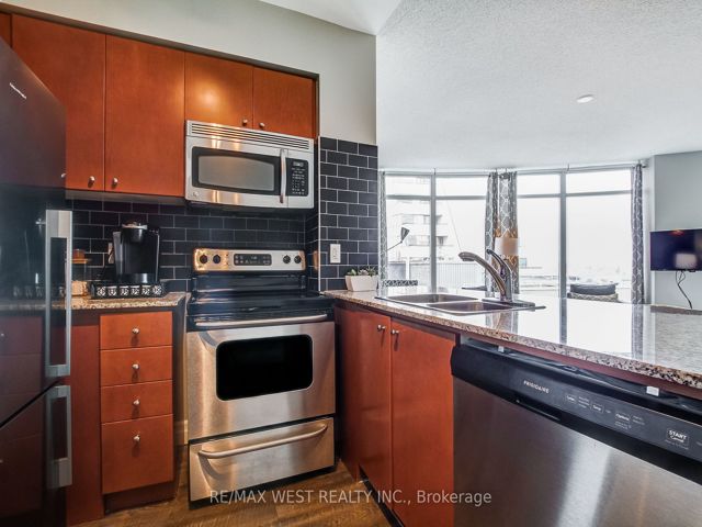 902 - 8 Scollard St