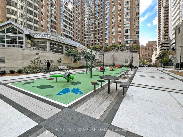 512 - 386 Yonge St