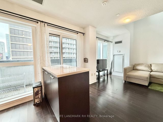 512 - 386 Yonge St