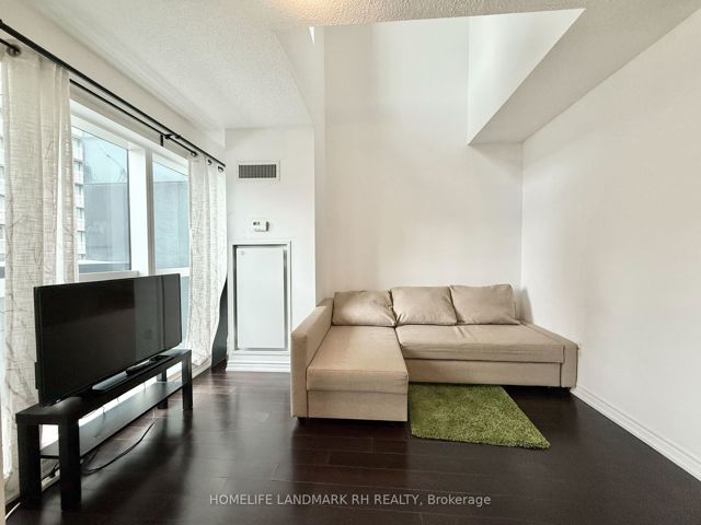 512 - 386 Yonge St