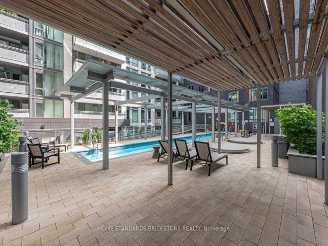 1221 - 525 Adelaide St W