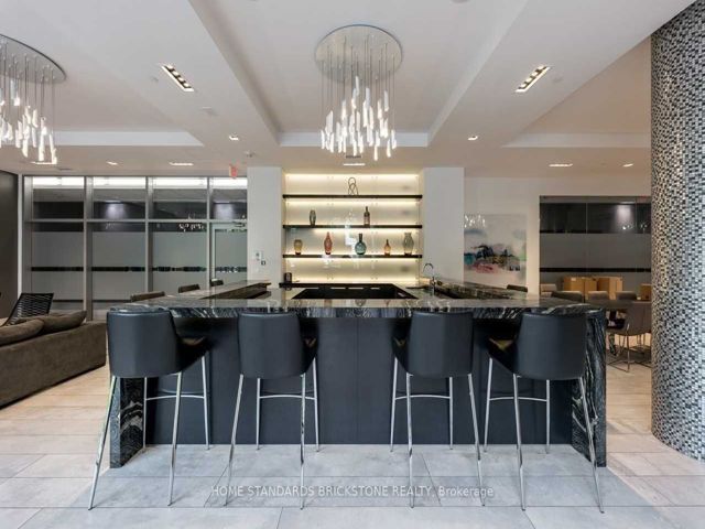 1221 - 525 Adelaide St W