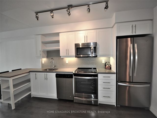 1221 - 525 Adelaide St W