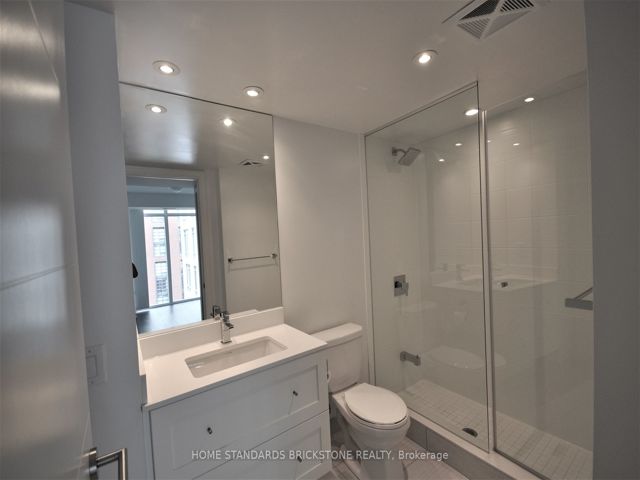 1221 - 525 Adelaide St W