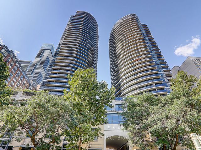 2003 - 21 Carlton St