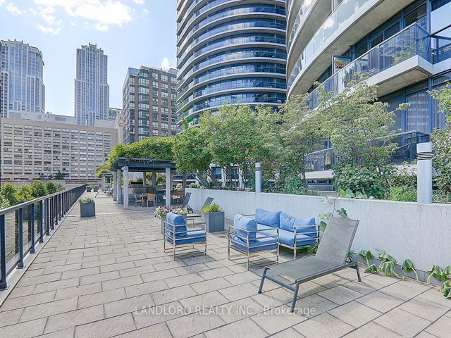 2003 - 21 Carlton St