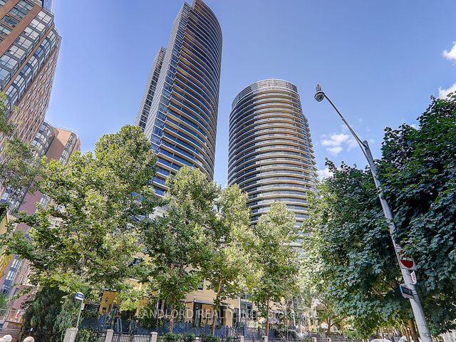 2003 - 21 Carlton St