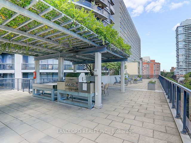 2003 - 21 Carlton St