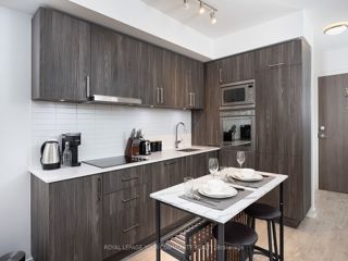 517W - 27 Bathurst St