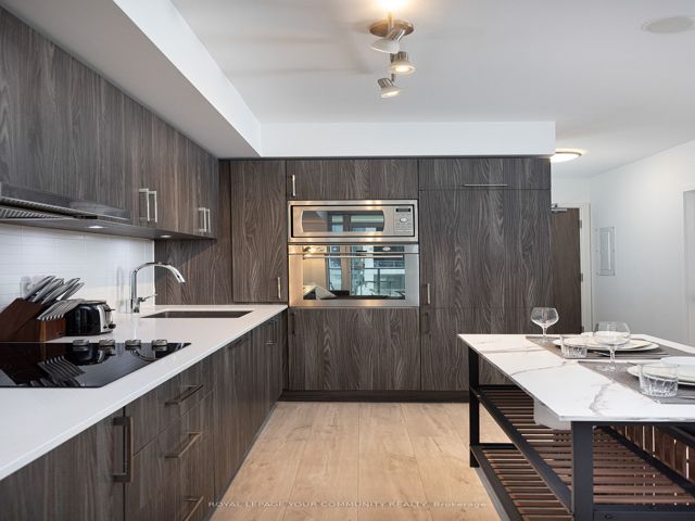 517W - 27 Bathurst St
