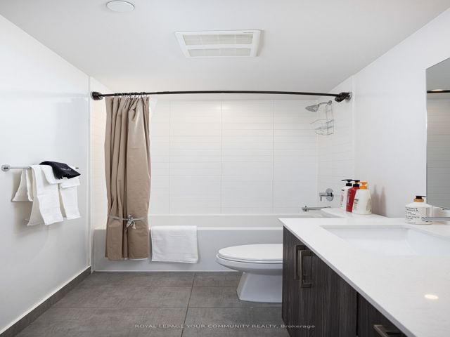 517W - 27 Bathurst St