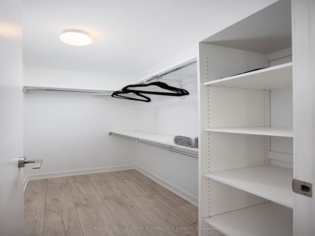 517W - 27 Bathurst St