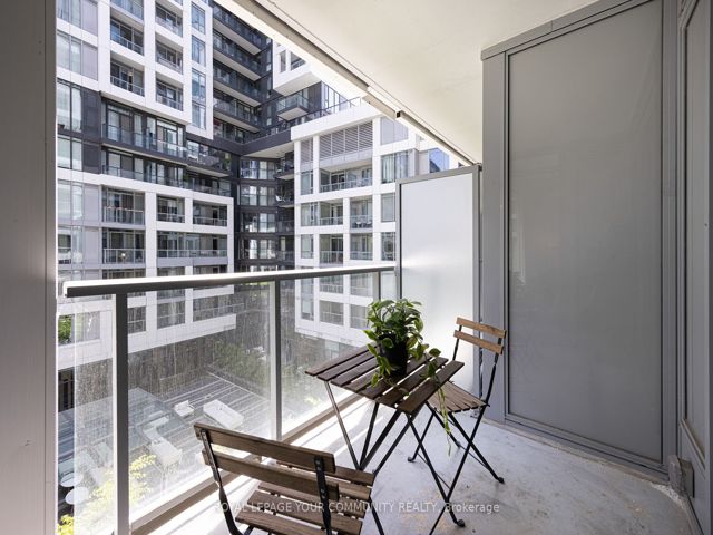517W - 27 Bathurst St