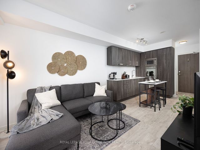 517W - 27 Bathurst St