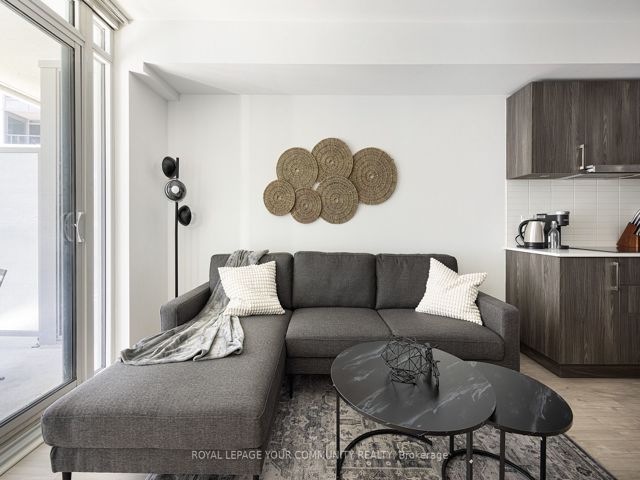 517W - 27 Bathurst St