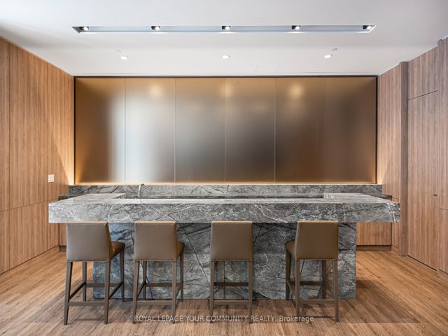 517W - 27 Bathurst St