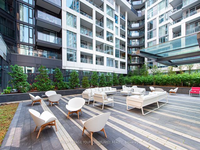 517W - 27 Bathurst St
