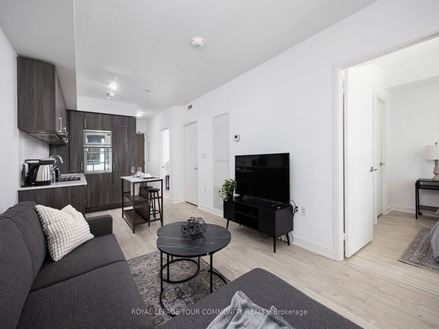 517W - 27 Bathurst St