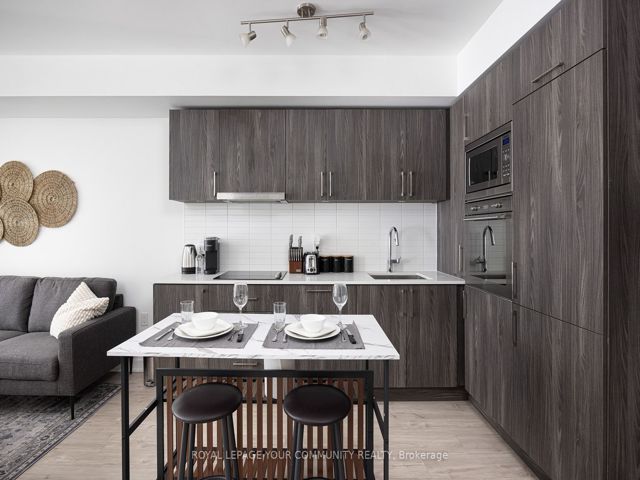 517W - 27 Bathurst St