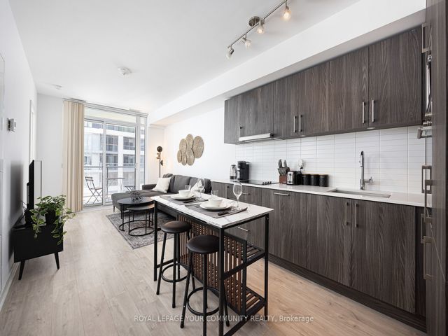 517W - 27 Bathurst St