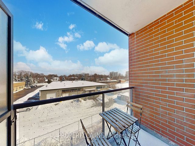 307 - 31 Tippet Rd