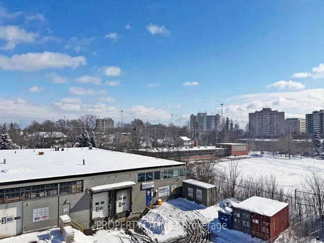 307 - 31 Tippet Rd