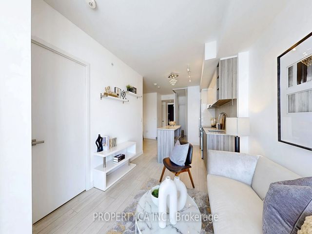 307 - 31 Tippet Rd