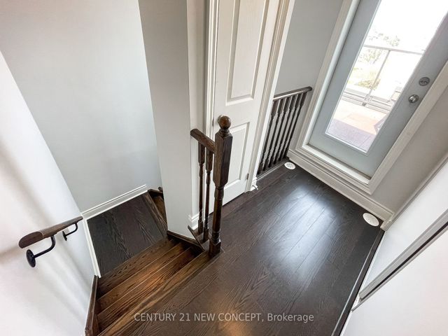 320 - 639 Lawrence Ave W