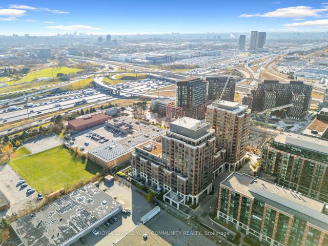 312 - 31 Tippett Rd