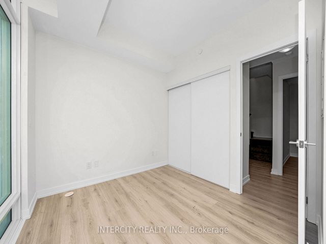 40 - 851 Sheppard Ave W