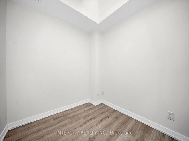 40 - 851 Sheppard Ave W