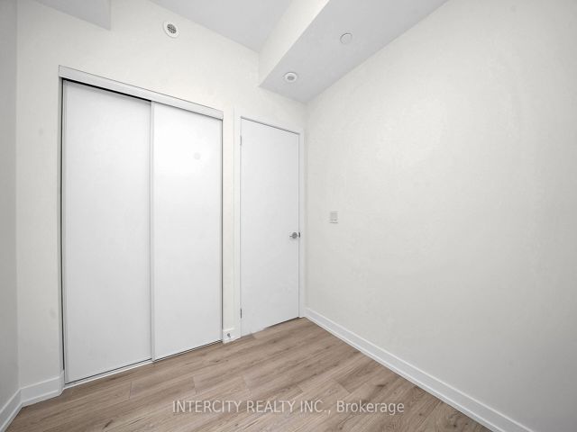 40 - 851 Sheppard Ave W