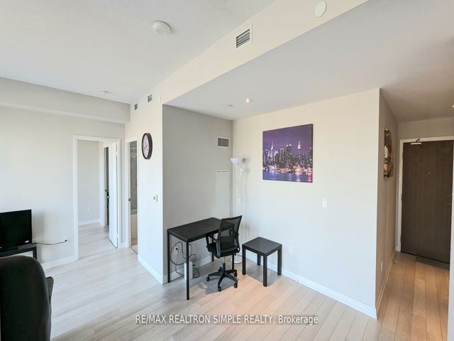 1211 - 117 Mcmahon Dr