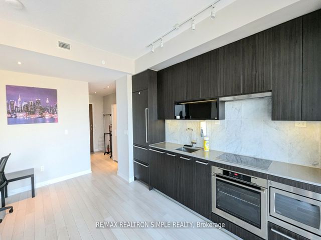 1211 - 117 Mcmahon Dr
