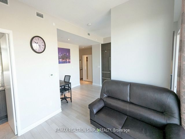 1211 - 117 Mcmahon Dr