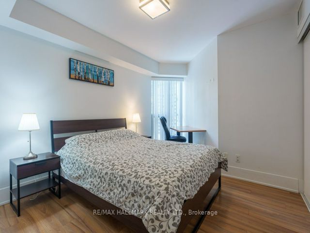805 - 300 Front St