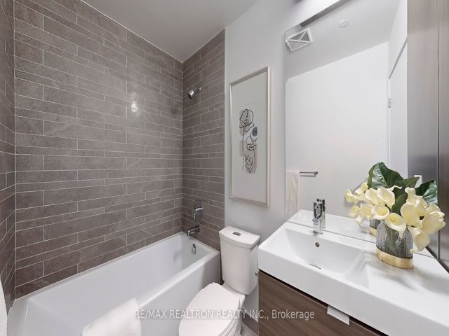 711 - 62 Forest Manor Rd