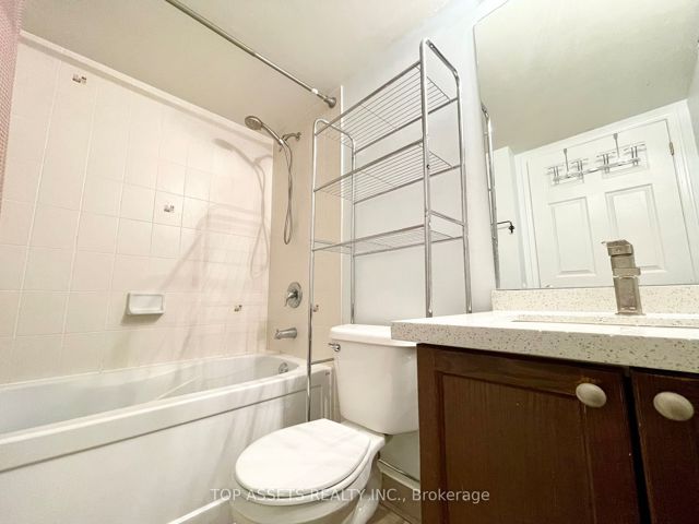 PH123 - 35 Hollywood Ave