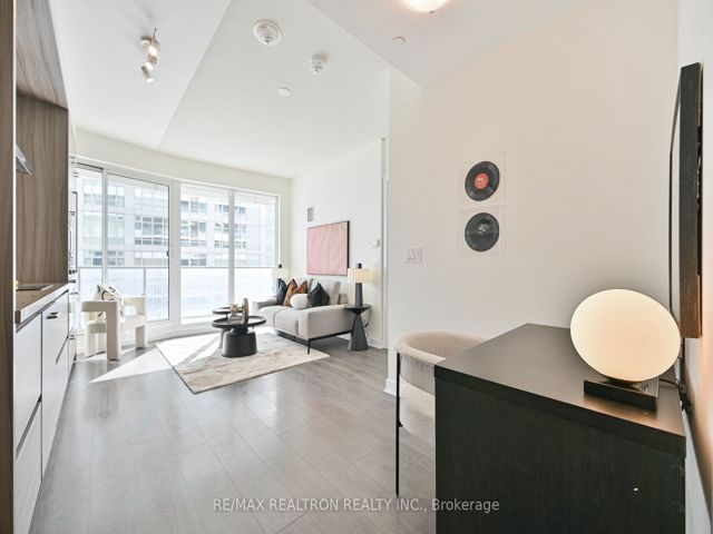 4205 - 2221 Yonge St