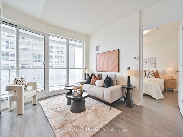 4205 - 2221 Yonge St