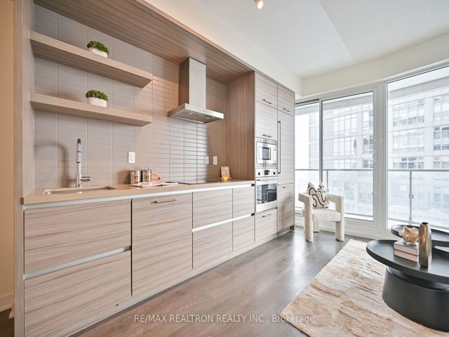 4205 - 2221 Yonge St